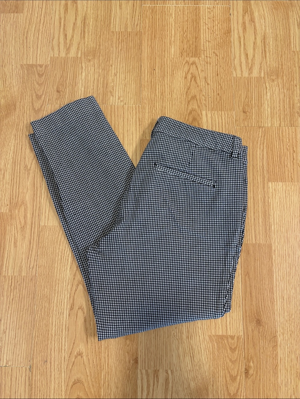 Old Navy Black and White High Rise Pixie Pants size 6
